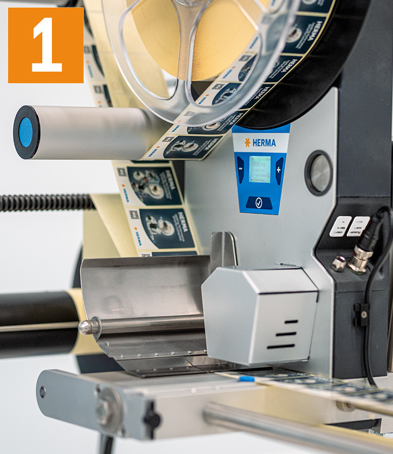 Etikettiermaschine mit einer Rolle Etiketten, einem Steuerdisplay und Bedienelementen. Die Maschine ist bereit für den Etikettierprozess.