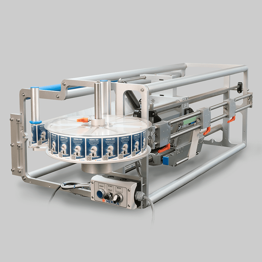 Eine mechanische Vorrichtung mit einem rotierenden Tisch, der mit Etiketten bestückt ist, und einem Steuerpanel zur Bedienung.
