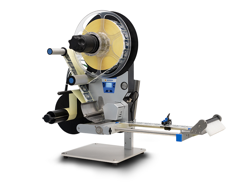 Etikettiermaschine mit Rollen, einem Bedienfeld und einem Ausgabemechanismus für Etiketten. Ideal für die industrielle Anwendung.