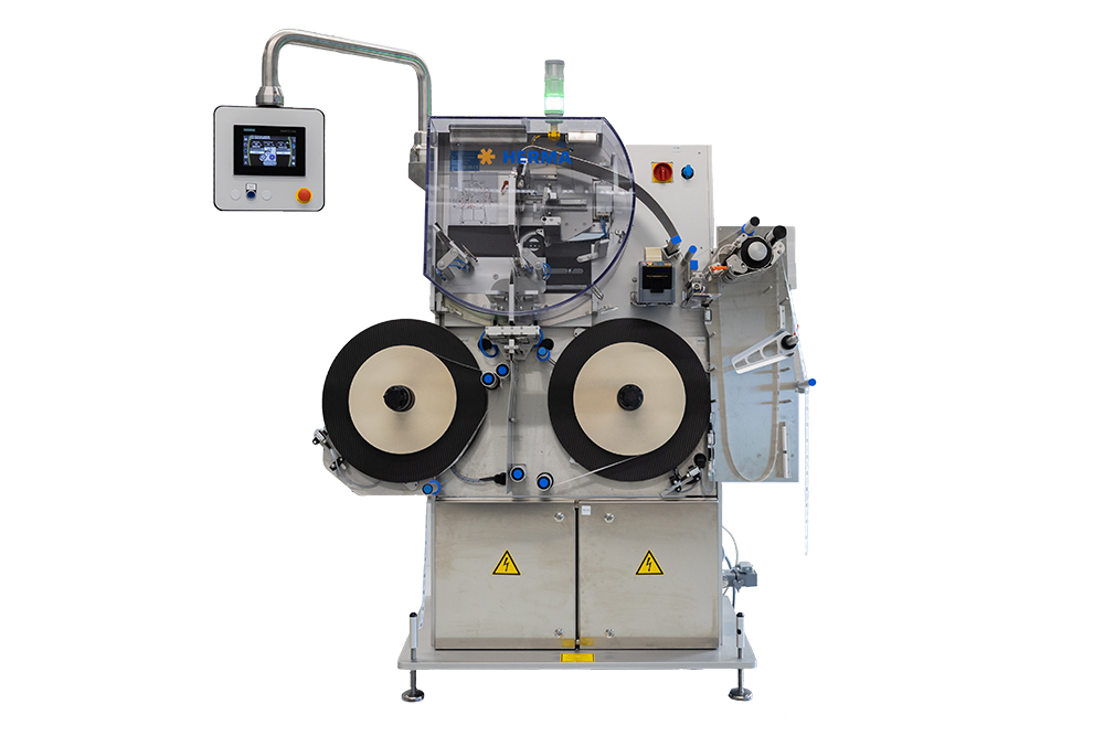 Eine industrielle Maschine mit zwei großen Walzen, einem Bedienfeld und verschiedenen Steuerungselementen zur Materialverarbeitung.