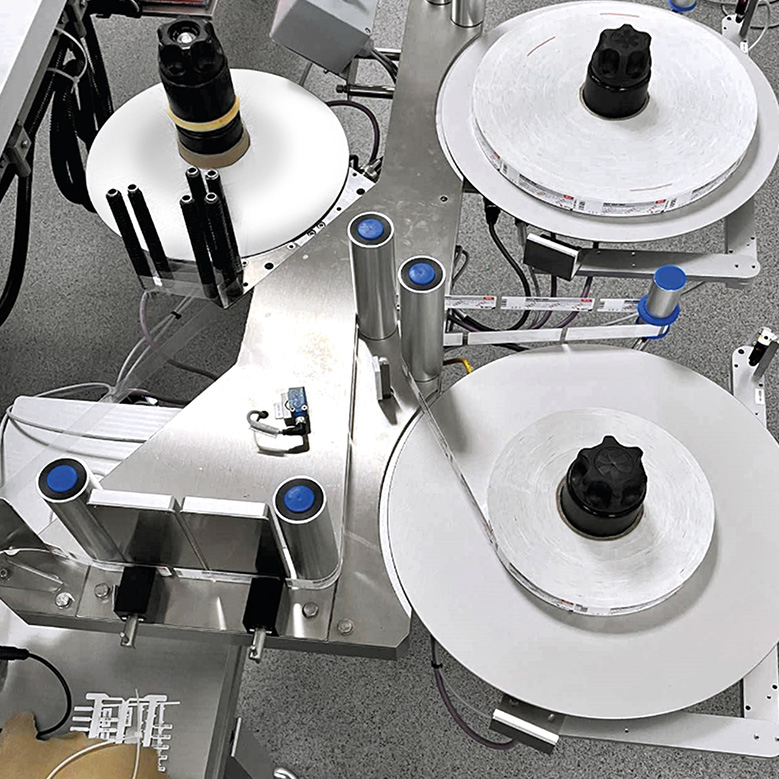 Maschine mit mehreren Spulen und Walzen, die für die Verarbeitung oder Verpackung von Materialien verwendet wird.