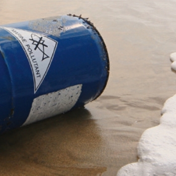 Chemiefass am Ufer angeschwemmt, mit seewasserbeständigem Etikett