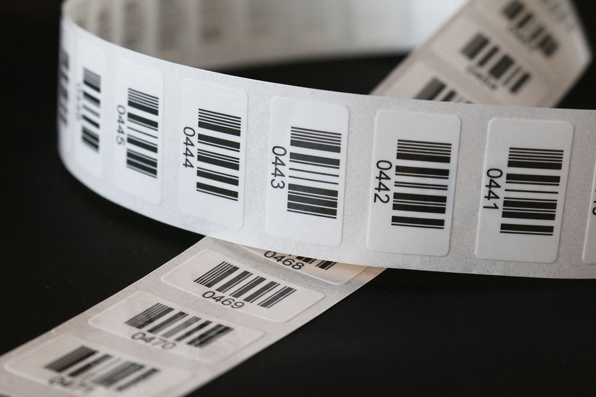 Barcode-Etiketten: Fortlaufend nummerierte Barcodes auf Rollenetiketten, kleines Etikettenformat