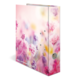 Ein Ordner mit einem bunten Blumenmuster in Rosa- und Lilatönen, der auf einer weißen Fläche steht.