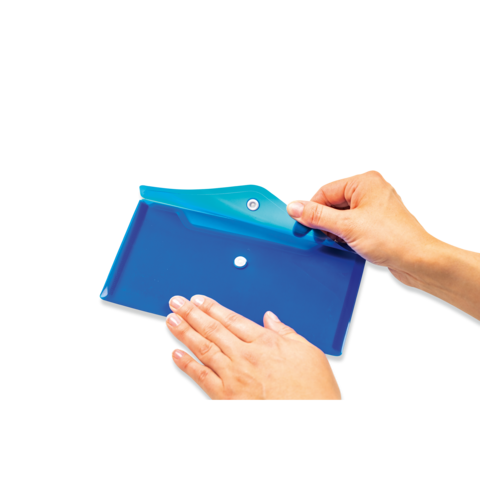 Eine Hand hält eine transparente, blaue Mappe mit einem Druckknopf, während die andere Hand die Mappe berührt.