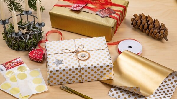 Verschiedene Geschenkaufkleber auf Weihnachtsgeschenken