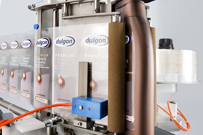 Eine industrielle Abfüllmaschine mit mehreren Behältern, die für die Abfüllung von Flüssigkeiten in Flaschen oder Dosen verwendet wird.