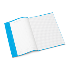 Ein offenes Buch mit handschriftlichem Text über die kleine Hexe, der verschiedene Aktivitäten und Speisen beschreibt.