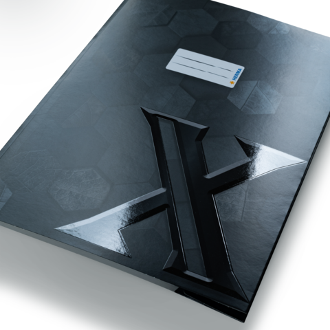 Schwarzes Notizbuch mit glänzendem X-Design auf der Vorderseite und einem weißen Etikett für Beschriftungen.