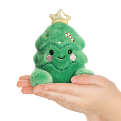 Eine Hand hält ein grünes, weiches Weihnachtsbaumspielzeug mit einem Lächeln und einer goldenen Spitze.