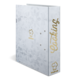 Ein Kochbuch mit einem weißen Cover, verziert mit goldenen Schriftzügen und einem Kochmütze-Symbol, das Sterne zeigt.