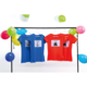 Vier T-Shirts in Blau und Rot hängen an einem Gestell, jeweils mit einem Team-Logo auf der Vorderseite. Bunte Luftballons sind im Hintergrund.