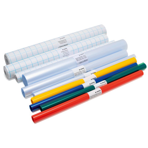 Rollen aus farbigem Papier in verschiedenen Farben, darunter Rot, Blau, Grün, Gelb und Weiß, mit Etiketten zur Identifizierung.