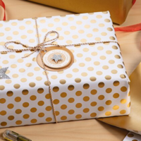 Geschenk mit weihnachtlichem Geschenkanhänger
