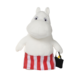 Mumin-Troll in einem rot-weiß gestreiften Rock, hält einen kleinen Eimer in der Hand. Plüschfigur mit charakteristischem Gesicht.