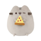 Kuscheltier in Form einer Katze, die ein Stück Pizza hält. Das Tier hat graues Fell und einen lächelnden Gesichtsausdruck.
