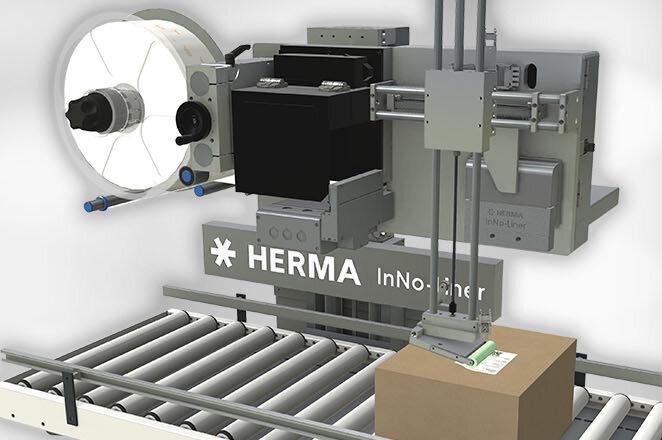 Automatisierte Etikettiermaschine von HERMA, die ein Paket auf einem Förderband etikettiert.