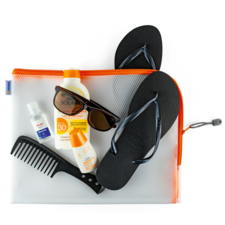 Sonnencreme, Sonnenbrille, Flip-Flops, Kamm und ein kleiner Behälter in einer durchsichtigen Tasche.