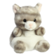 Kuscheltier in Form einer Katze mit grauem und weißem Fell, großen Augen und einem süßen Gesichtsausdruck.