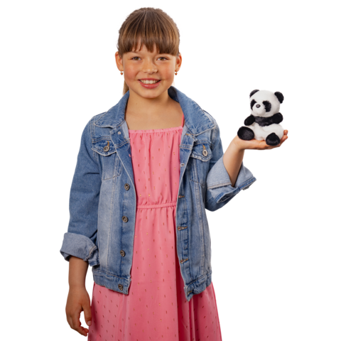 Ein Mädchen in einem rosa Kleid und einer Jeansjacke hält einen kleinen Plüschpanda in der Hand und lächelt." 

(Note: The text is already in German and does not require translation. It is clear and fluent as it is.)