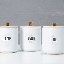 Drei Parfümflaschen mit dem Aufdruck "TESTER", eine mit rosa Flüssigkeit und zwei mit klarer Flüssigkeit, stehen nebeneinander.