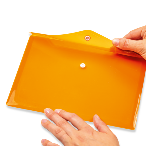 Eine Person hält eine orangefarbene, transparente Mappe mit zwei Druckknöpfen, während sie den Deckel öffnet.