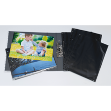 Ein Fotoalbum mit zwei Bildern: eines von zwei Kindern im Freien und eines von einer Landschaft. Leere schwarze Hüllen sind ebenfalls sichtbar.