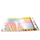 Ein offenes Notizbuch mit Pinsel und bunten Farbstrichen auf den Seiten. Die Pinsel sind in verschiedenen Größen und Farben angeordnet.