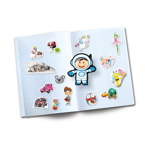 Ein offenes Buch mit bunten Aufklebern, darunter ein Astronaut, Tiere, Fahrzeuge und verschiedene Figuren.