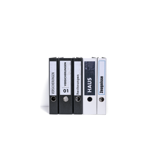 Fünf Ordner in verschiedenen Farben, beschriftet mit "VERSICHERUNGEN", "Rechnungen", "HAUS" und "Zeugnisse".