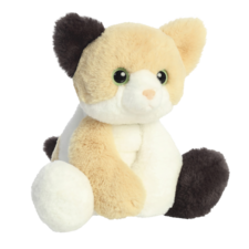 Plüschkatze in Grau mit weißen Akzenten, liegend und mit einem entspannten Ausdruck. Ideal für Kinder oder als Dekoration.