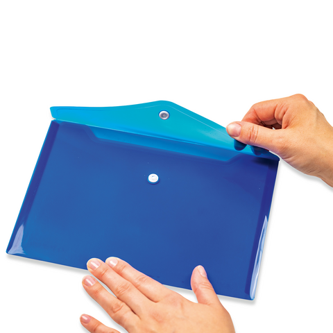 Eine Person hält eine transparente, blaue Mappe mit einem Druckknopfverschluss in der Hand.