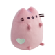 Kuscheltier in Form einer Katze, rosa mit einem Herz auf der Seite und einem lächelnden Gesicht.