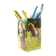 Ein Stiftehalter mit Bildern von Ponys, gefüllt mit bunten Stiften und Bleistiften.