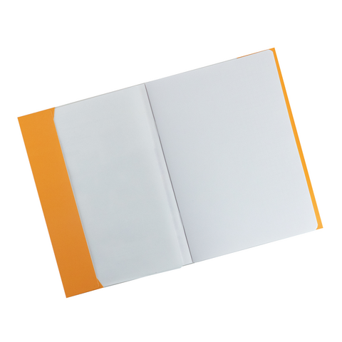 Ein offenes Notizbuch mit leeren Seiten und einem orangefarbenen Umschlag.