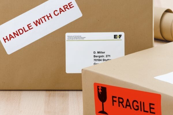 Pakete mit Versandetiketten