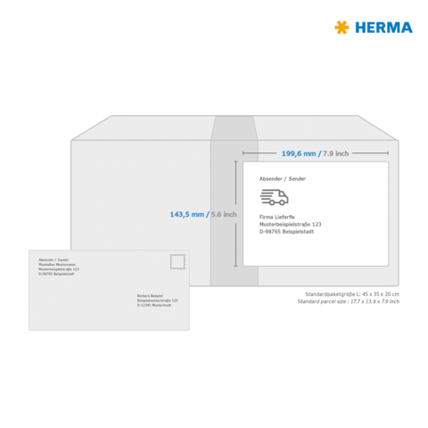Versandkarton mit Abmessungen und Adressfeld. Neben dem Karton liegt eine Postkarte mit Absenderinformationen.