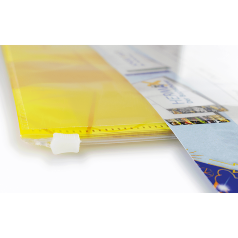 Gelbe Klarsichthülle mit Dokumenten, die teilweise sichtbar sind. Die Hülle ist am Rand mit einem weißen Verschluss versehen.