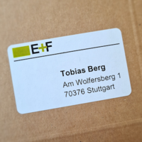 Naturbrauner Briefumschlag mit bedrucktem Adressetikett