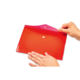 Eine Person hält eine rote Klarsichthülle mit einer Öffnung. Die Hände zeigen auf die Hülle, die auf einem neutralen Hintergrund liegt.