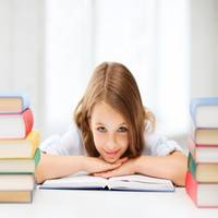 Schulkind zwischen Lehrbüchern