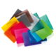 Bunte, transparente Ordner in verschiedenen Farben, übereinander gestapelt, darunter Gelb, Pink, Blau, Grün und Schwarz.