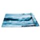 Wellen brechen an einem Strand, mit schäumendem Wasser und einem klaren blauen Himmel im Hintergrund.