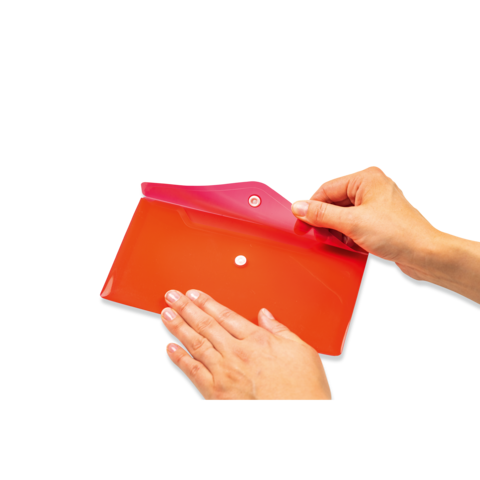 Eine Hand hält eine rote und pinke Klarsichthülle, während sie sie öffnet. Die Hülle hat einen Druckknopfverschluss.