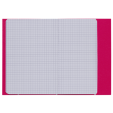 Ein offenes kariertes Heft mit einem pinken Einband. Die Seiten sind leer und zeigen ein gleichmäßiges Karomuster.