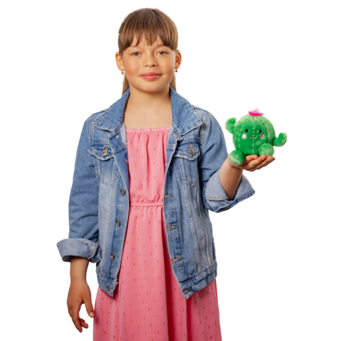 Ein Mädchen in einem rosa Kleid und einer Jeansjacke hält ein grünes Plüschspielzeug mit einer pinken Blume in der Hand." 

(Note: The text is already in German and does not require translation. It is clear and fluent as is.)