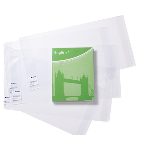 Ein grünes Buch mit dem Titel "English 1" liegt auf transparenten Klarsichthüllen. Im Hintergrund sind weitere Hüllen sichtbar.