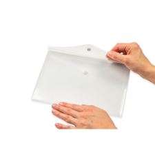 Eine Person hält eine transparente, weiße Klarsichthülle mit einer Öffnung in der oberen Ecke und einem Druckknopf in der Mitte.