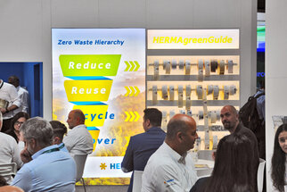 Zwei Informationswände auf einer Messe, eine mit der Zero Waste Hierarchy und die andere mit dem HERMAgreenGuide.