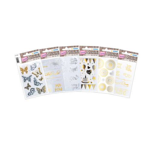 Eine Sammlung von Aufklebern in verschiedenen Designs, darunter Schmetterlinge, Schriftzüge und geometrische Muster in Gold- und Silberfarben.